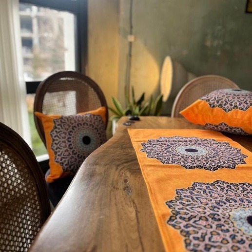 ست رومیزی و کوسن طرح نارنجی آبی