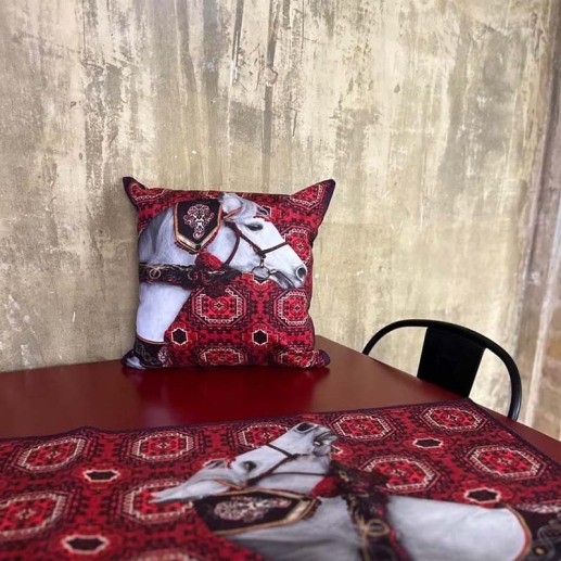 کوسن و رومیزی طرح اسب قرمز