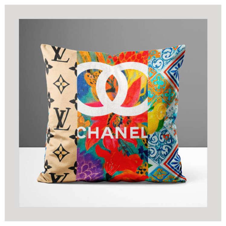 «کوسن با طرح LV بژ، گل‌های رنگی Chanel و نقش کاشی آبی–نارنجی – دی‌کوتین»